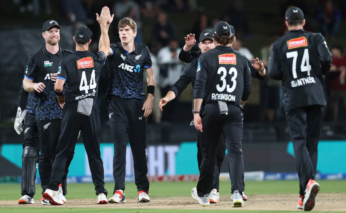 South Africa vs New Zealand live score match action 2026 cricket players batting and bowling